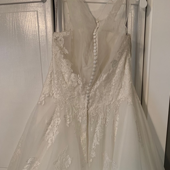 Gorgeous Wedding Dress - Unused - Picture 8 of 16